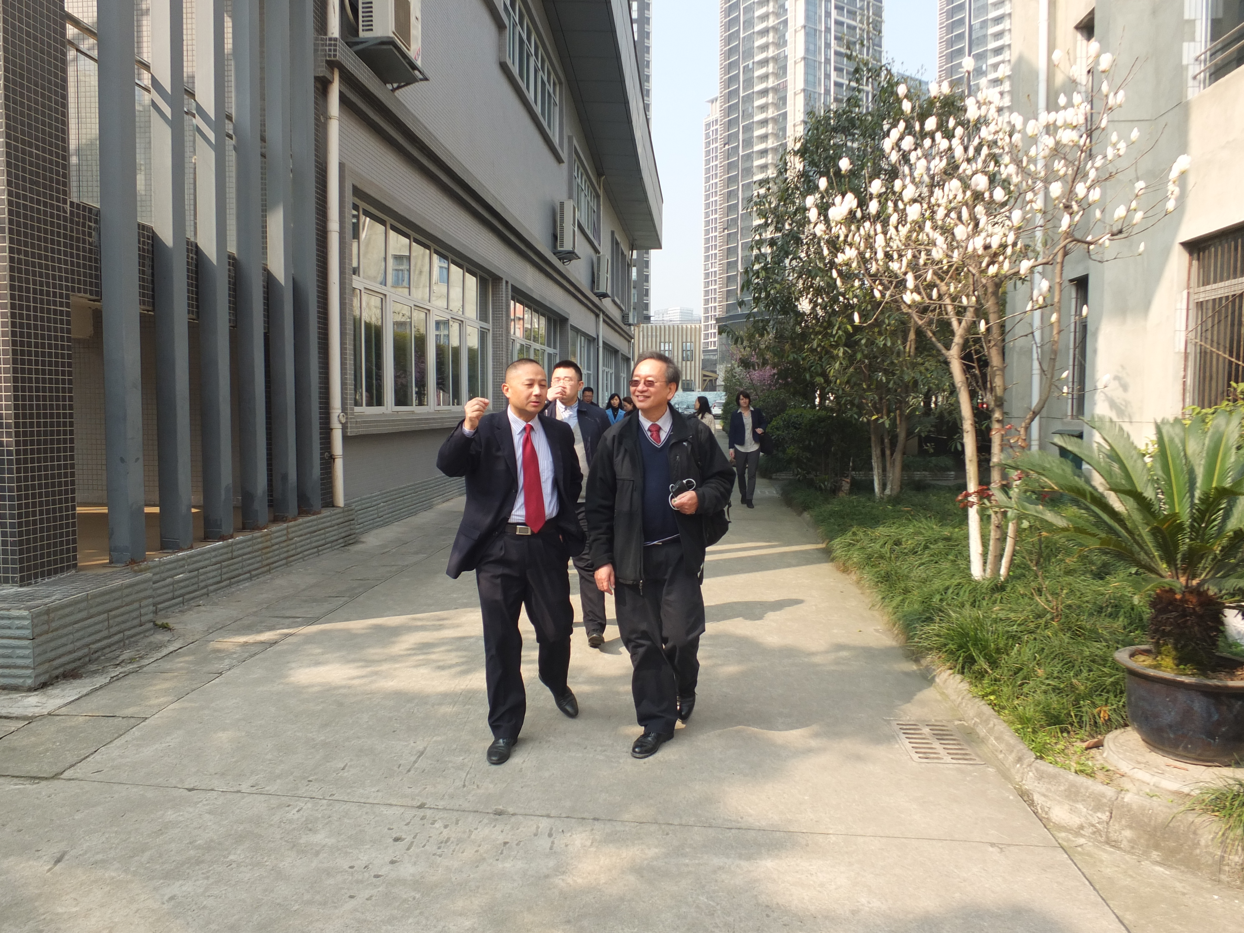 美国路易维尔大学曾唯斌教授访问通锦中学