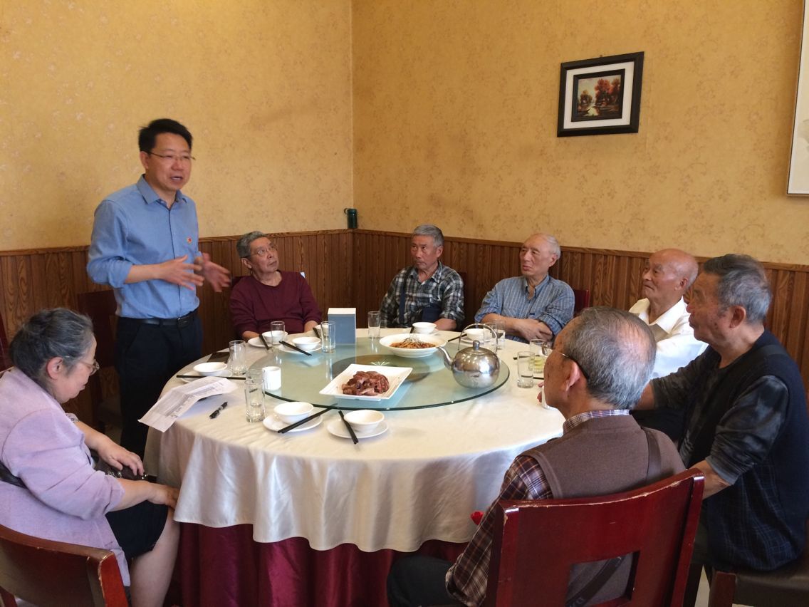 通锦中学退休党员齐学《中国共产党支部工作条例》