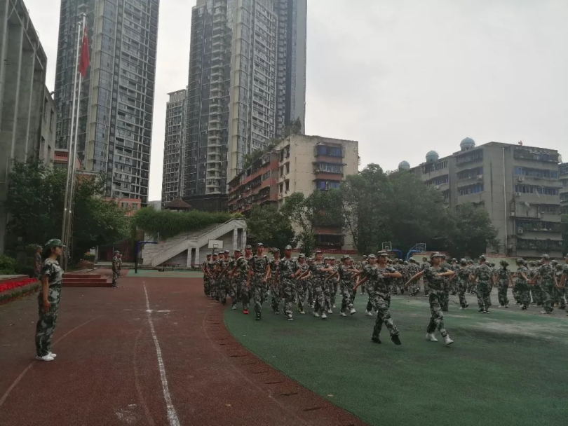 荣誉通锦  骄阳似火战青春  挥洒热血迎未来