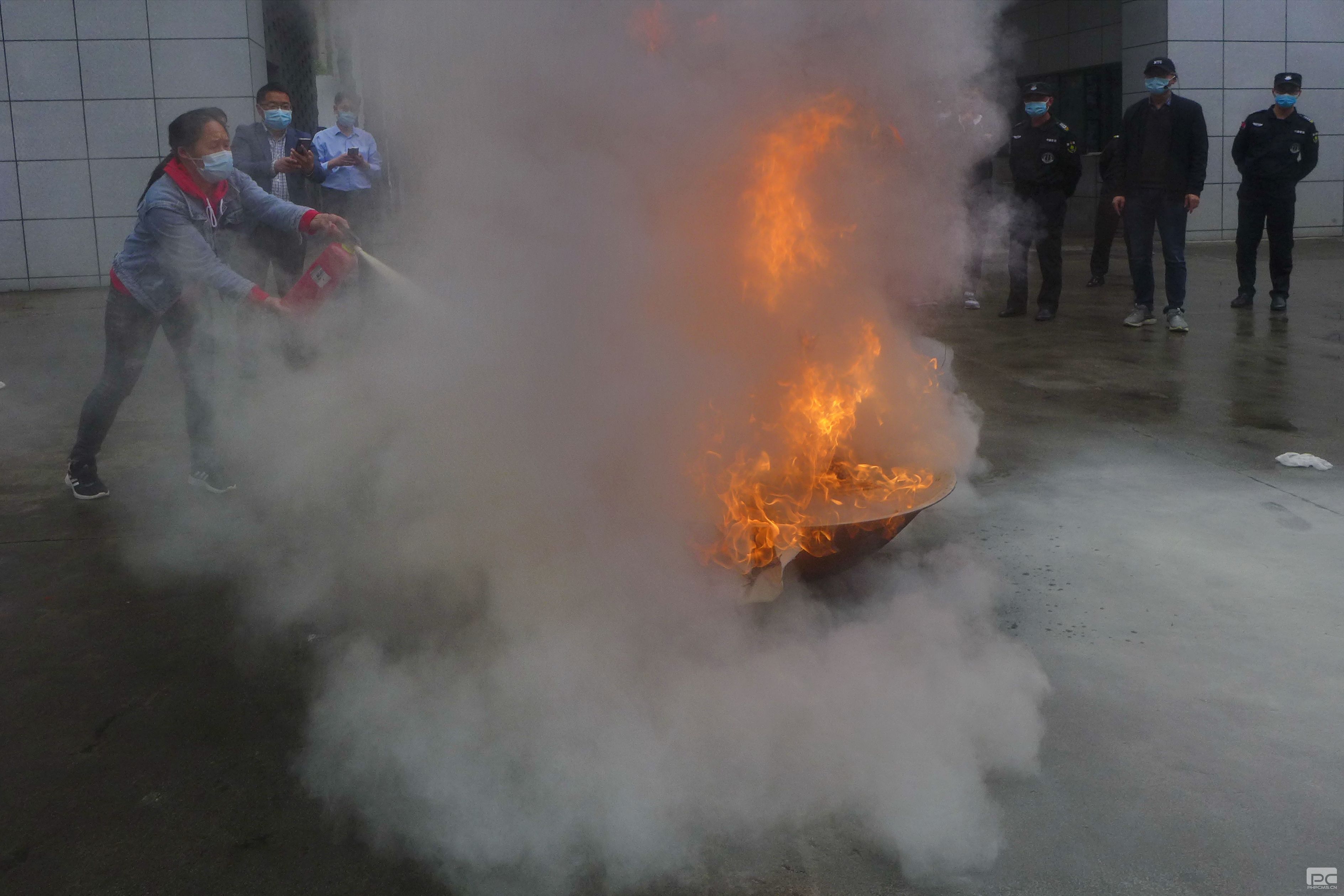 着火啦，好大的烟！看成都七中万达学校通锦校区消防演练