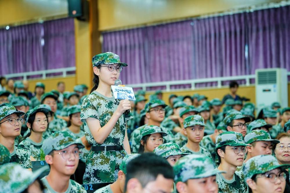 C:/Users/yfyxw/Desktop/王迎莹/12.23/校庆相关稿子/9.11方励校友荣归/9.11/418e3343b889ecb724f6476b20caff6.jpg418e3343b889ecb724f6476b20caff6